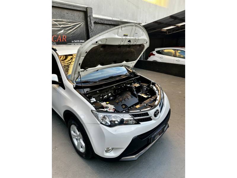 TOYOTA - RAV4 - 2013/2014 - Branca - R$ 94.900,00