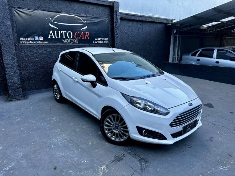 FORD - FIESTA - 2015/2016 - Branca - R$ 51.900,00