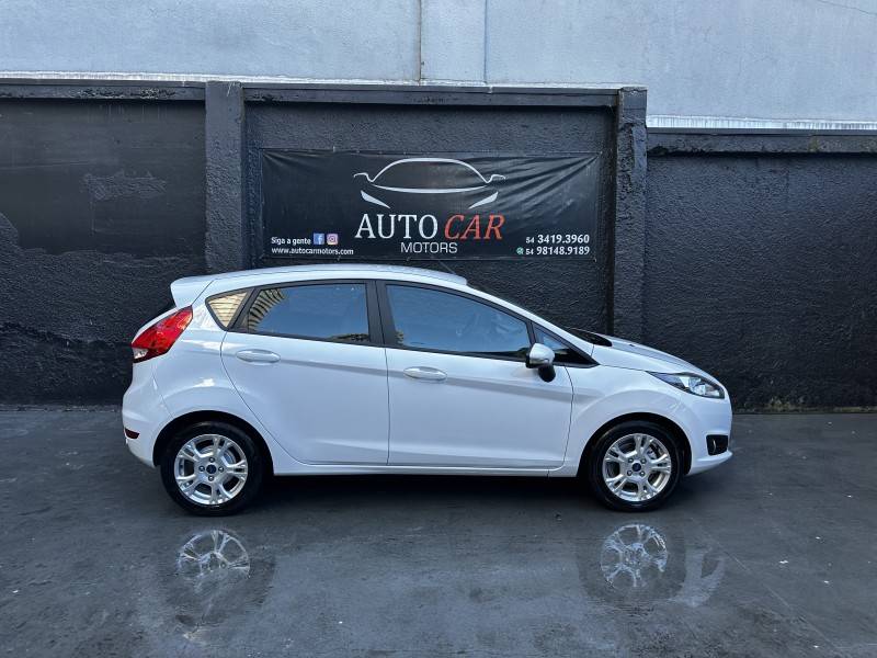 FORD - FIESTA - 2015/2016 - Branca - R$ 50.900,00