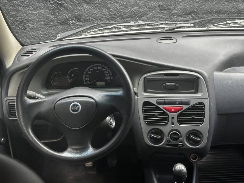 FIAT - PALIO - 2005/2006 - Branca - R$ 15.900,00