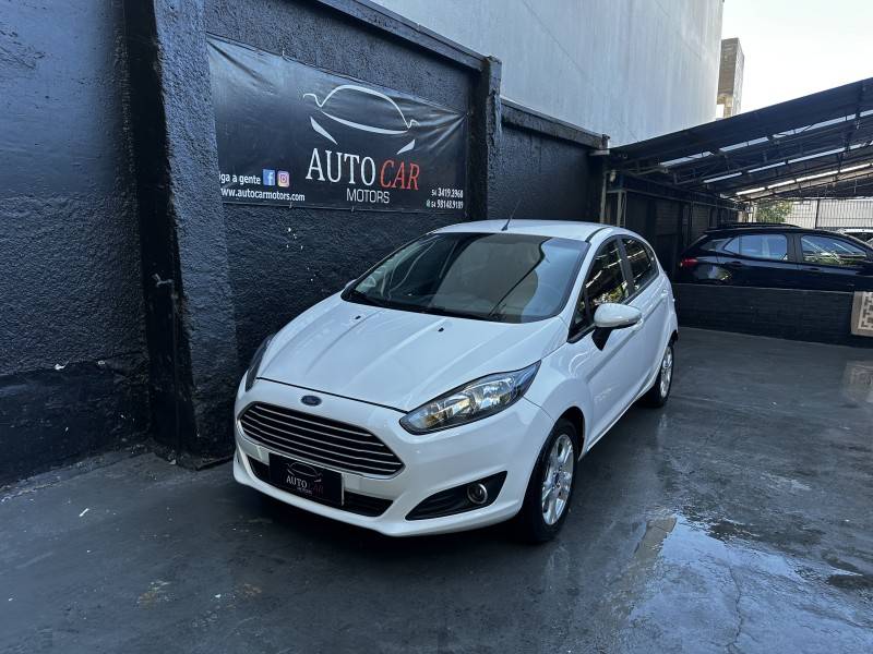 FORD - FIESTA - 2015/2016 - Branca - R$ 50.900,00