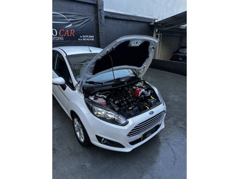 FORD - FIESTA - 2015/2016 - Branca - R$ 50.900,00